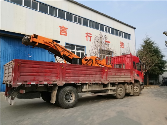 欒川楊山項目部輪式扒渣機發貨